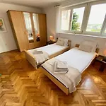 Big First Floor Near Arena And Centre Apartman *
