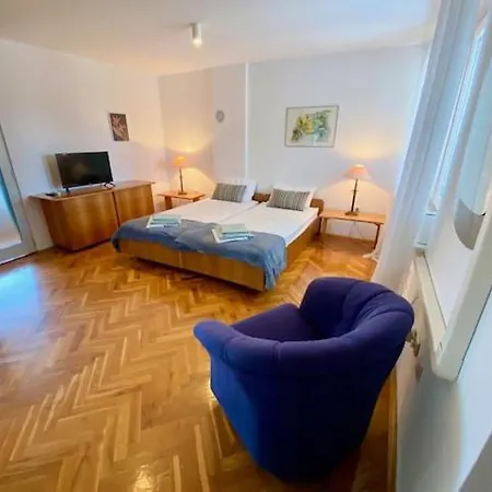 Big First Floor Near Arena And Centre Apartman