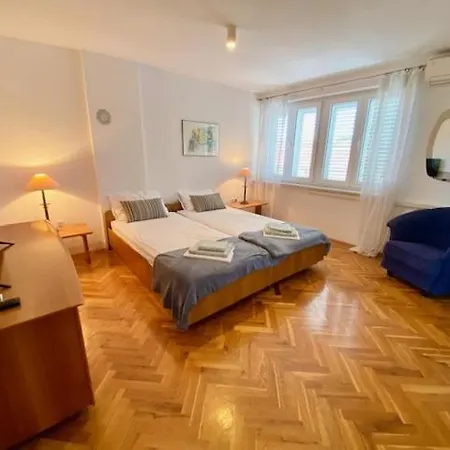 Big First Floor Near Arena And Centre Apartman *